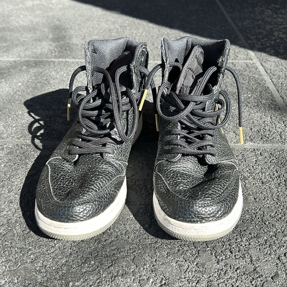 Nike Jordan 1’s - Picture 2 of 6